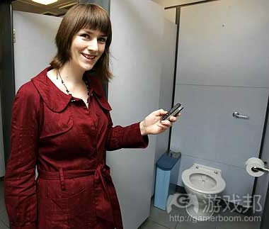 mobile-phones-in-the-toilet(from mobileshop.com)