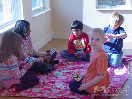 kids playing cards(from slatefamily.net）